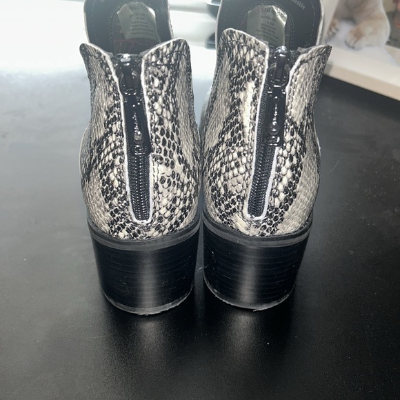 Blondo weatherproof snake skin print booties size 8.5 - Picture 4 of 9